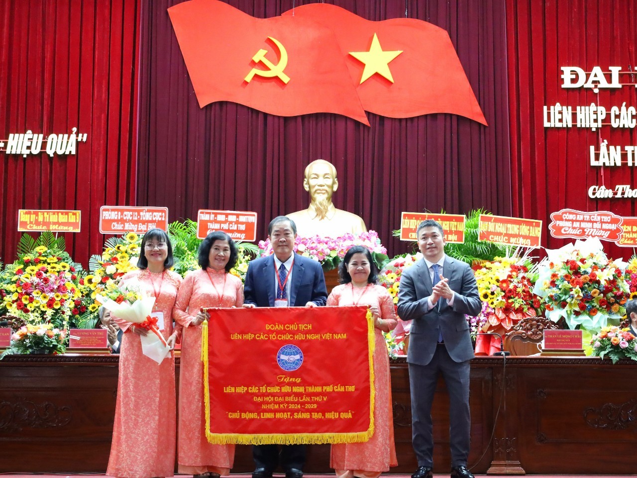 Bà Lê Thị Thanh Giang tái đắc cử Chủ tịch Liên hiệp các tổ chức hữu nghị thành phố Cần Thơ Bà Lê Thị Thanh Giang tái đắc cử Chủ tịch Liên hiệp các tổ chức hữu nghị thành phố Cần Thơ