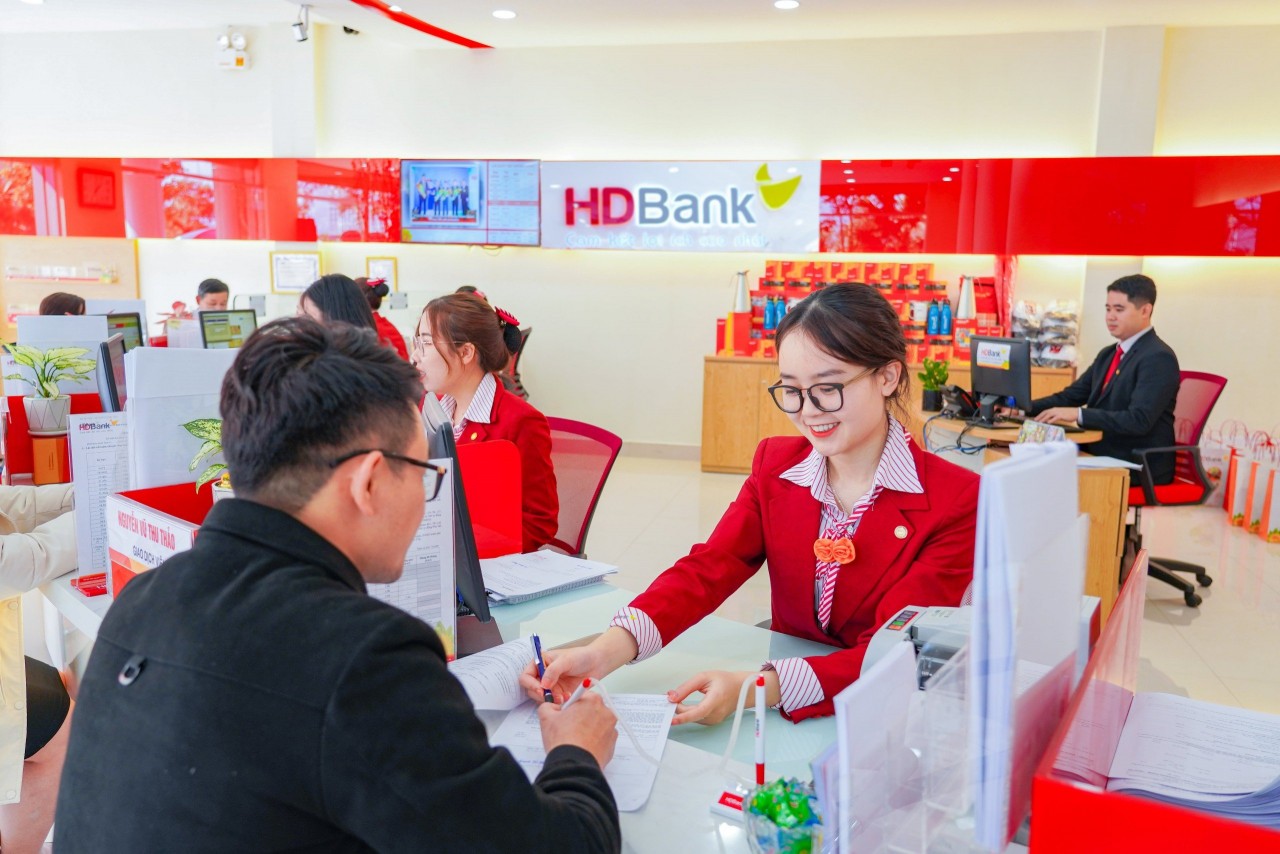 HDBank tặng hơn 10 tỷ đồng cho khách hàng gửi tiết kiệm đầu xuân Giáp Thìn HDBank tặng hơn 10 tỷ đồng cho khách hàng gửi tiết kiệm đầu xuân Giáp Thìn