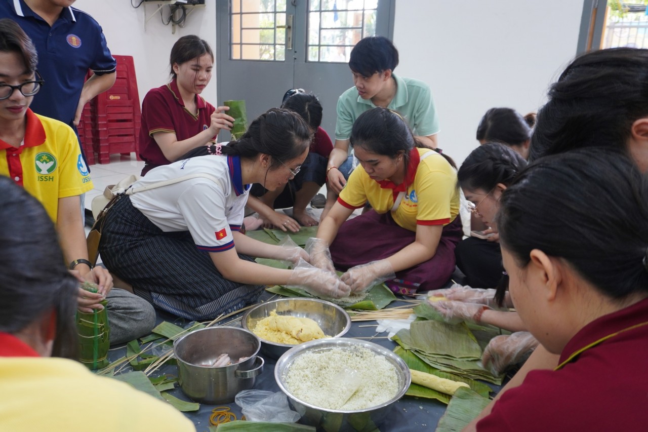 Lưu học sinh Lào và Campuchia trải nghiệm gói bánh tét, trang trí mâm ngũ quả Lưu học sinh Lào và Campuchia trải nghiệm gói bánh tét, trang trí mâm ngũ quả