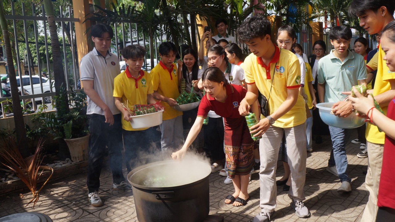 Lưu học sinh Lào và Campuchia trải nghiệm gói bánh tét, trang trí mâm ngũ quả Lưu học sinh Lào và Campuchia trải nghiệm gói bánh tét, trang trí mâm ngũ quả