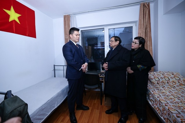 Thủ tướng Phạm Minh Chính thăm trường xưa, tri ân thầy cô giáo tại Romania Thủ tướng Phạm Minh Chính thăm trường xưa, tri ân thầy cô giáo tại Romania