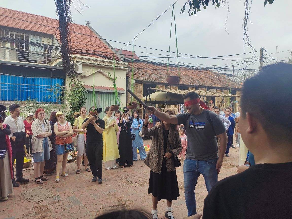 Foreign Diplomats Experience Vietnamese Tet at Duong Lam Ancident Village Foreign Diplomats Experience Vietnamese Tet at Duong Lam Ancident Village