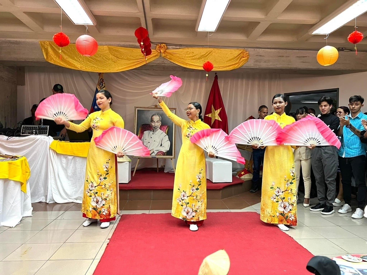 Hanoi, Venezuela's Caracas Enhance Ties