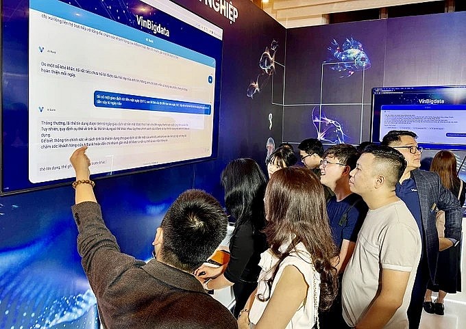 Young people are experiencing ViGPT – the first AI chatbot using Vietnamese.