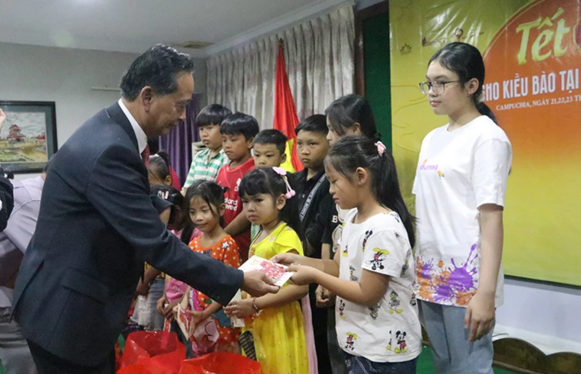 Trao quà và học bổng cho người gốc Việt tại Campuchia nhân dịp Tết Giáp Thìn 2024