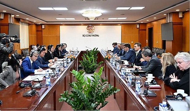 Deputy Minister of Industry and Trade Nguyen Sinh Nhat Tan meets with Parliamentary State Secretary at the Federal Ministry for Economic Affairs and Climate Action Michael Kellner in Hanoi on January 23. (Photo: The Courtesy of Industry and Trade) Deputy Minister of Industry and Trade Nguyen Sinh Nhat Tan meets with Parliamentary State Secretary at the Federal Ministry for Economic Affairs and Climate Action Michael Kellner in Hanoi on January 23. (Photo: The Courtesy of Industry and Trade)