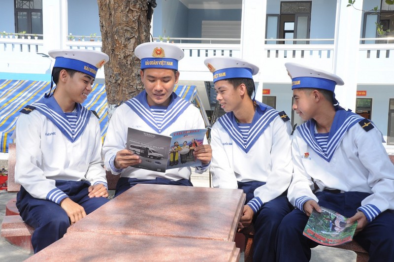  Ảnh: Chiến sĩ Trạm Radar 610 đón nhận món quà tinh thần từ đất liền.