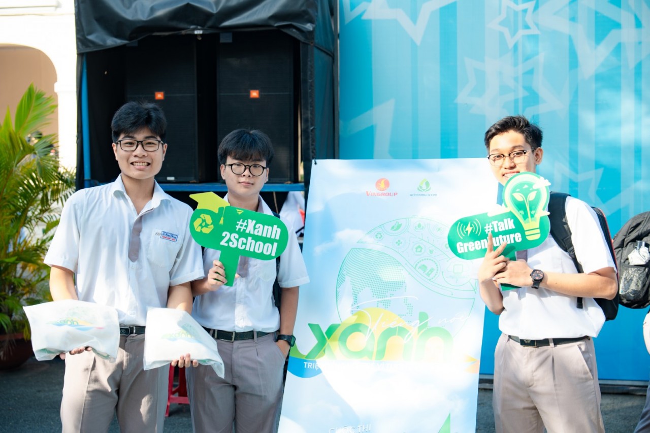 Học sinh trường THPT Chuyên Lê Hồng Phong (TP. Hồ Chí Minh) hào hứng chụp ảnh cùng standee và các món quà của cuộc thi “Tiếng nói Xanh”. Học sinh trường THPT Chuyên Lê Hồng Phong (TP. Hồ Chí Minh) hào hứng chụp ảnh cùng standee và các món quà của cuộc thi “Tiếng nói Xanh”.