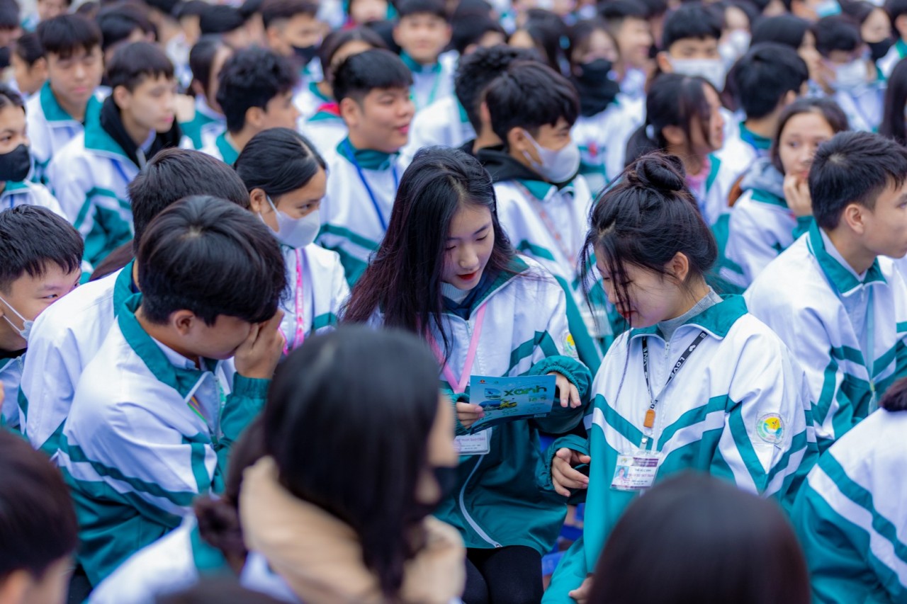 Các bạn học sinh trường THPT Ân Thi (Hưng Yên) chăm chú tìm hiểu thông tin cuộc thi Các bạn học sinh trường THPT Ân Thi (Hưng Yên) chăm chú tìm hiểu thông tin cuộc thi