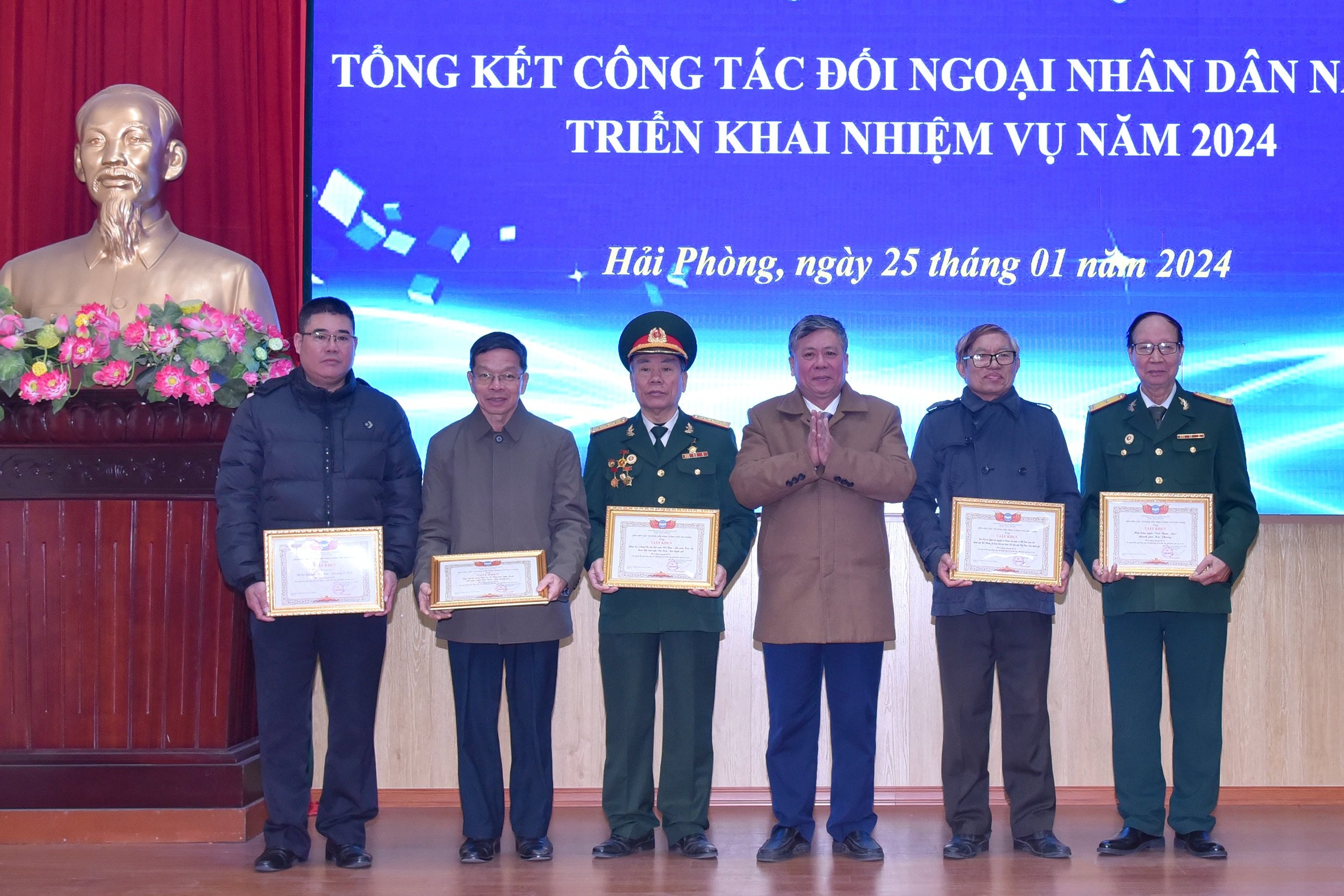các tập thể, cá nhân có thành tích xuất sắc trong công tác đối ngoại nhân dân năm 2023 được biểu dương, khen thưởng các tập thể, cá nhân có thành tích xuất sắc trong công tác đối ngoại nhân dân năm 2023 được biểu dương, khen thưởng
