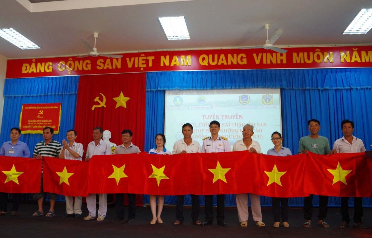 Vùng 2 Hải quân: ngư dân được hướng dẫn khai thác hải sản đúng quy định Vùng 2 Hải quân: ngư dân được hướng dẫn khai thác hải sản đúng quy định