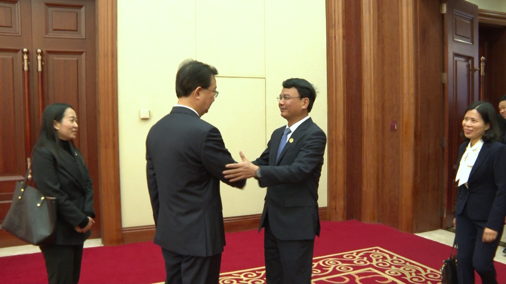 Bí thư Tỉnh ủy Vân Nam Vương Ninh đón Bí thư Tỉnh ủy Lào Cai Đặng Xuân Phong. Bí thư Tỉnh ủy Vân Nam Vương Ninh đón Bí thư Tỉnh ủy Lào Cai Đặng Xuân Phong.