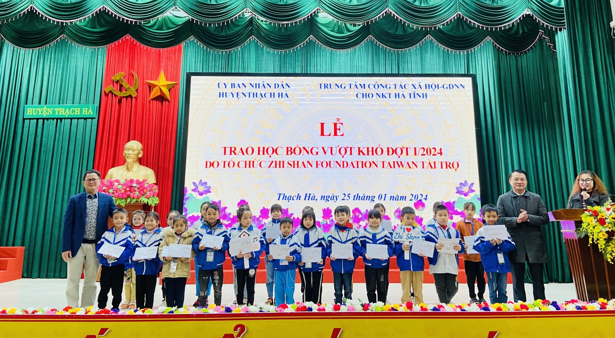 Các em học sinh Nghệ An và Hà Tĩnh nhận học bổng của Zhi Shan. (Ảnh: Zhi Shan) Các em học sinh Nghệ An và Hà Tĩnh nhận học bổng của Zhi Shan. (Ảnh: Zhi Shan)