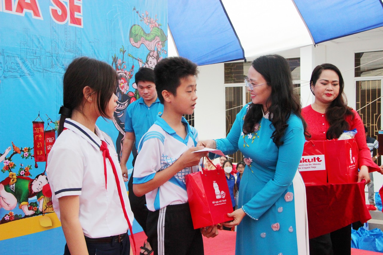 Tết sum vầy - Xuân chia sẻ cùng công nhân, người lao động tại Cần Thơ Tết sum vầy - Xuân chia sẻ cùng công nhân, người lao động tại Cần Thơ