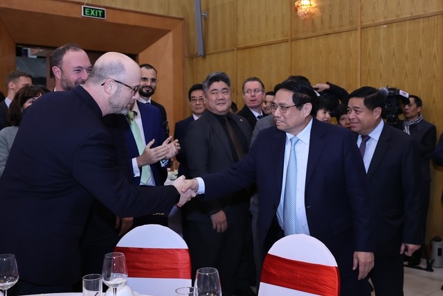 Thủ tướng gặp mặt các nhà đầu tư, nhà tài trợ, đề nghị cùng Việt Nam đoàn kết, hành động Thủ tướng gặp mặt các nhà đầu tư, nhà tài trợ, đề nghị cùng Việt Nam đoàn kết, hành động