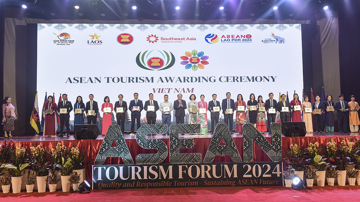 Bộ trưởng Bộ VHTTDL Việt Nam Nguyễn Văn Hùng trao Giải thưởng Du lịch ASEAN 2024 cho các địa phương, đơn vị của Việt Nam (Ảnh: TITC) Bộ trưởng Bộ VHTTDL Việt Nam Nguyễn Văn Hùng trao Giải thưởng Du lịch ASEAN 2024 cho các địa phương, đơn vị của Việt Nam (Ảnh: TITC)