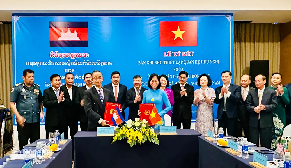 Phó bí thư thường trực Tỉnh ủy Hồ Thanh Sơn cùng các đại biểu chứng kiến lãnh đạo 2 tỉnh Đồng Nai và Kompong Thom ký biên bản ghi nhớ Phó bí thư thường trực Tỉnh ủy Hồ Thanh Sơn cùng các đại biểu chứng kiến lãnh đạo 2 tỉnh Đồng Nai và Kompong Thom ký biên bản ghi nhớ