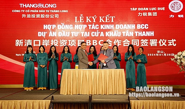 The contract signing ceremony between the Thang Long Investment JSC and the Lirui Group in Lang Son province on January 26 (Photo: baolangson.vn) The contract signing ceremony between the Thang Long Investment JSC and the Lirui Group in Lang Son province on January 26 (Photo: baolangson.vn)