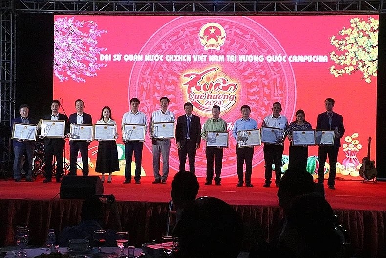 Ambassador Nguyen Huy Tang presents the foreign minister’s certificate of merit to several collectives and individuals for their contributions to the Vietnamese community in Cambodia. Ambassador Nguyen Huy Tang presents the foreign minister’s certificate of merit to several collectives and individuals for their contributions to the Vietnamese community in Cambodia.
