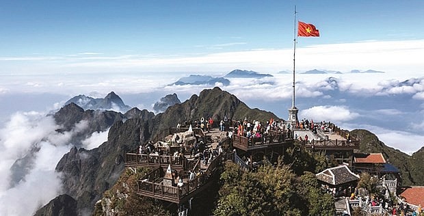 Visitors at Fansipan peak in Lao Cai province (Photo: VNA) Visitors at Fansipan peak in Lao Cai province (Photo: VNA)