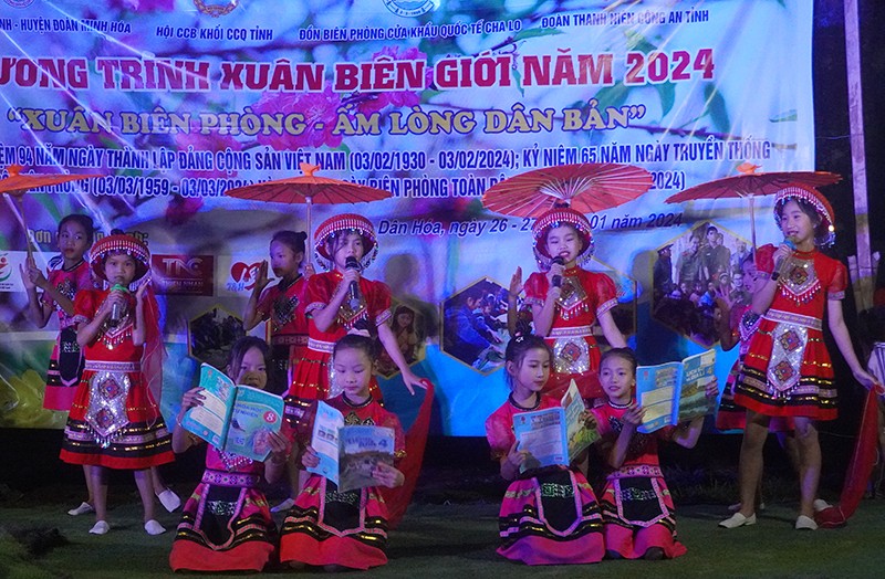 Một tiết mục văn nghệ tại chương trình. Ảnh: Báo Quảng Bình Một tiết mục văn nghệ tại chương trình. Ảnh: Báo Quảng Bình