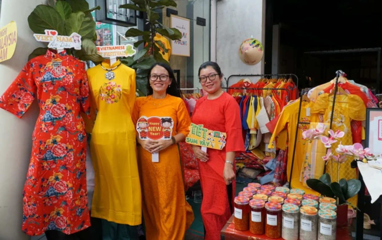 Gian hàng bán áo dài tại lễ hội. (Ảnh: TTXVN)
