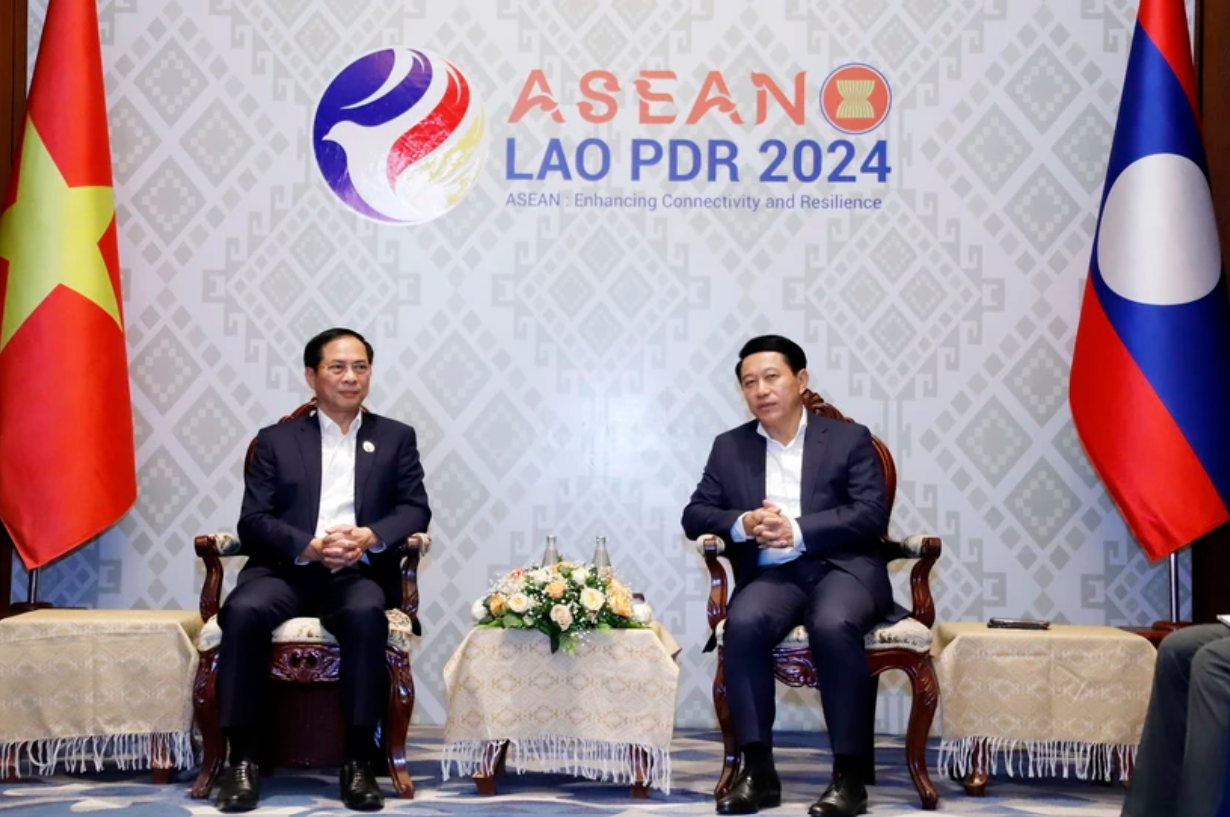 Bộ trưởng Ngoại giao Bùi Thanh Sơn gặp song phương Phó Thủ tướng, Bộ trưởng Ngoại giao và Hợp tác Quốc tế Campuchia Sok Chenda Sophea. (Ảnh: TTXVN) Bộ trưởng Ngoại giao Bùi Thanh Sơn gặp song phương Phó Thủ tướng, Bộ trưởng Ngoại giao và Hợp tác Quốc tế Campuchia Sok Chenda Sophea. (Ảnh: TTXVN)