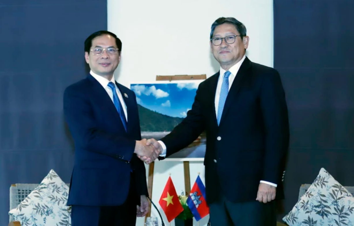 Bộ trưởng Ngoại giao Bùi Thanh Sơn gặp song phương Phó Thủ tướng, Bộ trưởng Ngoại giao và Hợp tác Quốc tế Campuchia Sok Chenda Sophea. (Ảnh: Phạm Kiên/TTXVN) Bộ trưởng Ngoại giao Bùi Thanh Sơn gặp song phương Phó Thủ tướng, Bộ trưởng Ngoại giao và Hợp tác Quốc tế Campuchia Sok Chenda Sophea. (Ảnh: Phạm Kiên/TTXVN)