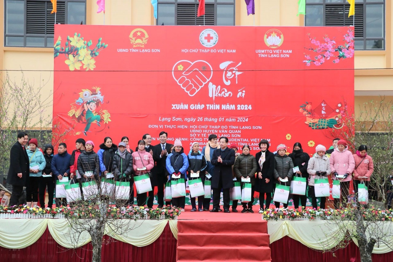 Diễn đàn Phụ nữ Việt Nam tại châu Âu trao quà Tết và mái nhà nhân đạo tại Lạng Sơn Diễn đàn Phụ nữ Việt Nam tại châu Âu trao quà Tết và mái nhà nhân đạo tại Lạng Sơn