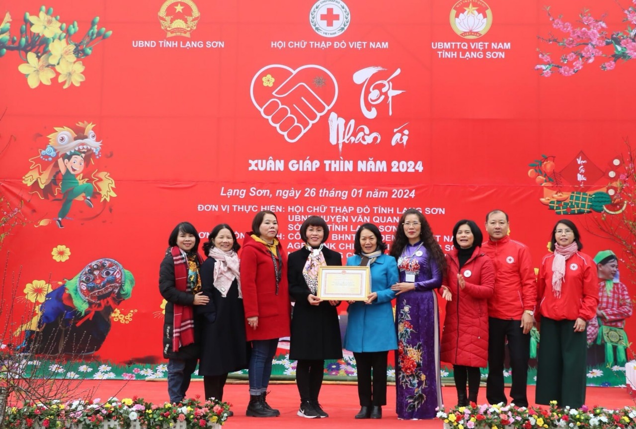 Diễn đàn Phụ nữ Việt Nam tại châu Âu trao quà Tết và mái nhà nhân đạo tại Lạng Sơn Diễn đàn Phụ nữ Việt Nam tại châu Âu trao quà Tết và mái nhà nhân đạo tại Lạng Sơn