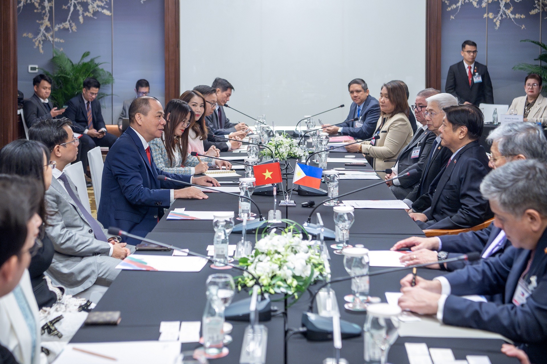 Tổng thống Philippines Ferdinand Marcos Jr và phái đoàn cấp cao Philippines đã có cuộc gặp riêng với Chủ tịch Tập đoàn Vingroup Phạm Nhật Vượng và các cán bộ lãnh đạo Tập đoàn Tổng thống Philippines Ferdinand Marcos Jr và phái đoàn cấp cao Philippines đã có cuộc gặp riêng với Chủ tịch Tập đoàn Vingroup Phạm Nhật Vượng và các cán bộ lãnh đạo Tập đoàn