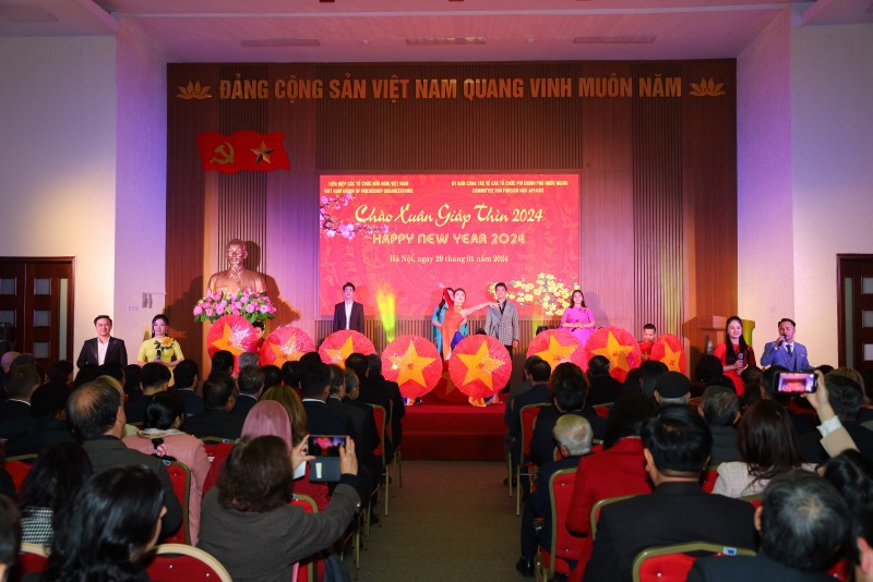 Gần 100 khách mời quốc tế tham dự buổi Gặp mặt Hữu nghị chào Xuân Giáp Thìn Gần 100 khách mời quốc tế tham dự buổi Gặp mặt Hữu nghị chào Xuân Giáp Thìn