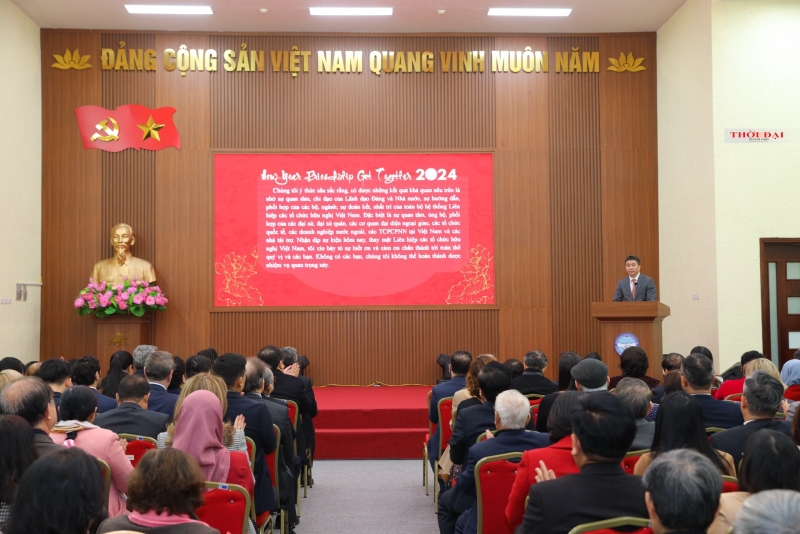 Gần 100 khách mời quốc tế tham dự buổi Gặp mặt Hữu nghị chào Xuân Giáp Thìn Gần 100 khách mời quốc tế tham dự buổi Gặp mặt Hữu nghị chào Xuân Giáp Thìn