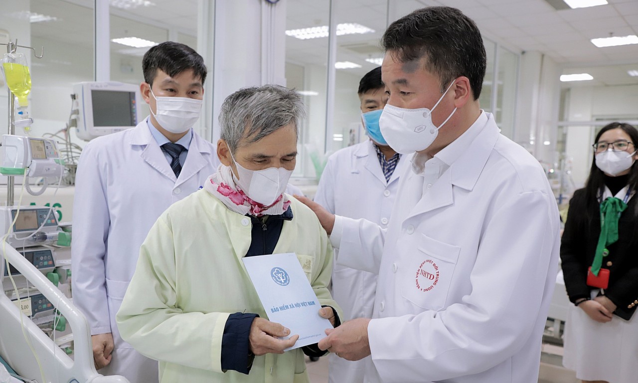 Tổng Giám đốc BHXH Việt Nam Nguyễn Thế Mạnh đã đến thăm, tặng quà các bệnh nhân tại Hà Nội. Tổng Giám đốc BHXH Việt Nam Nguyễn Thế Mạnh đã đến thăm, tặng quà các bệnh nhân tại Hà Nội.