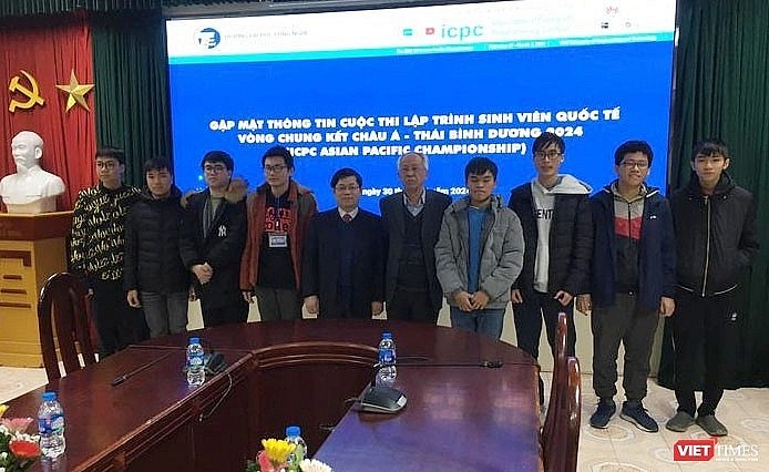 General Secretary of the Vietnam Informatics Association Nguyen Long takes a photo with contestants from the University of Engineering and Technology, Vietnam National University Hanoi (Photo: viettimes.vn) General Secretary of the Vietnam Informatics Association Nguyen Long takes a photo with contestants from the University of Engineering and Technology, Vietnam National University Hanoi (Photo: viettimes.vn)