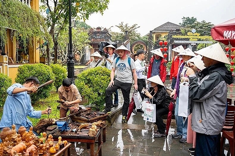 A procession wearing ao dai (Vietnamese traditional dress) passes through a street in Hanoi Old Quarter. (Photo: VNA) A procession wearing ao dai (Vietnamese traditional dress) passes through a street in Hanoi Old Quarter. (Photo: VNA)