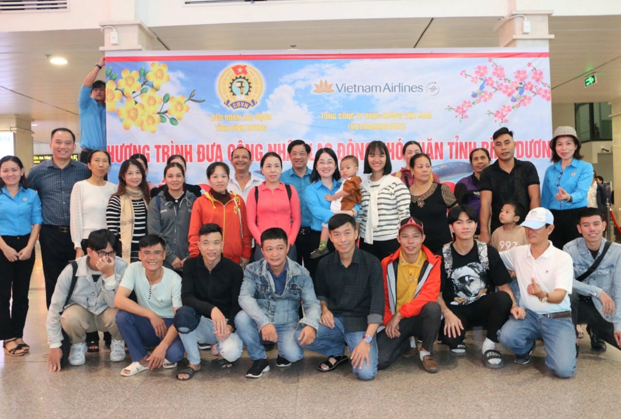 Các đồng chí lãnh đạo LĐLĐ tỉnh và anh chị em CNLĐ chụp hình lưu niệm trước giờ lên máy bay (Ảnh: LĐLĐ Bình Dương) Các đồng chí lãnh đạo LĐLĐ tỉnh và anh chị em CNLĐ chụp hình lưu niệm trước giờ lên máy bay (Ảnh: LĐLĐ Bình Dương)