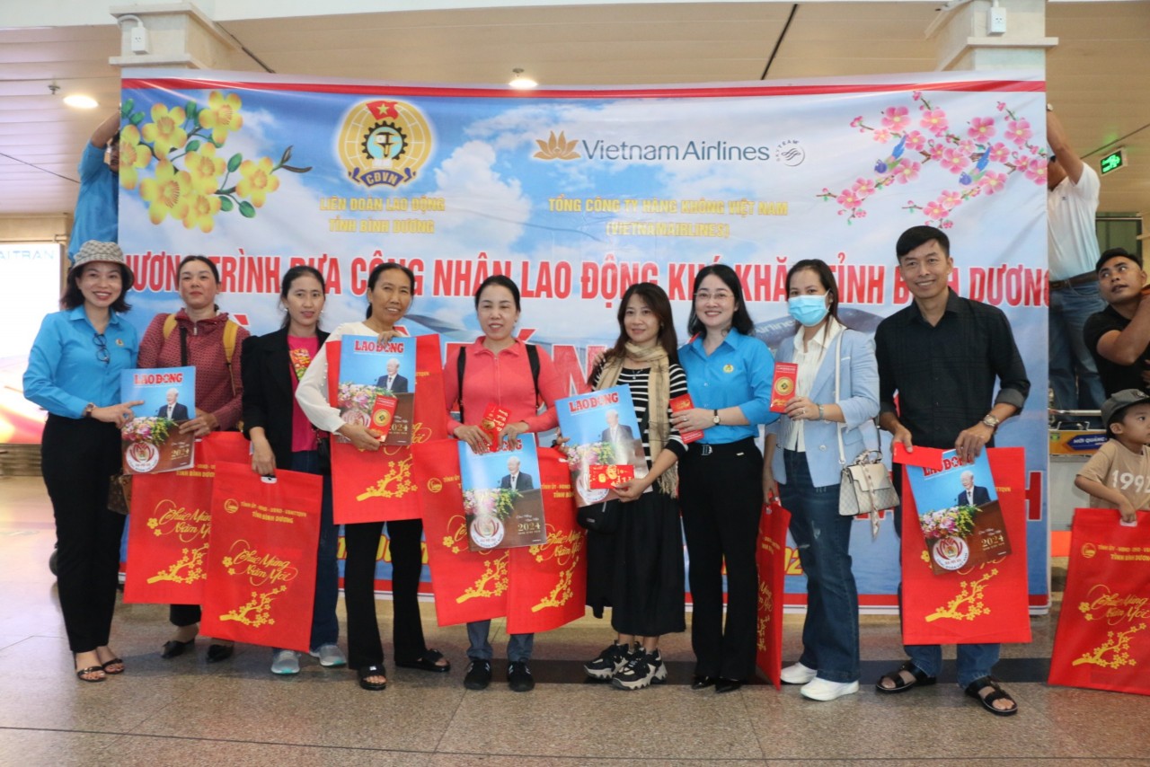 Niềm vui của NLĐ khi nhận quà từ các đồng chí lãnh đạo (Ảnh: LĐLĐ tỉnh Bình Dương). Niềm vui của NLĐ khi nhận quà từ các đồng chí lãnh đạo (Ảnh: LĐLĐ tỉnh Bình Dương).