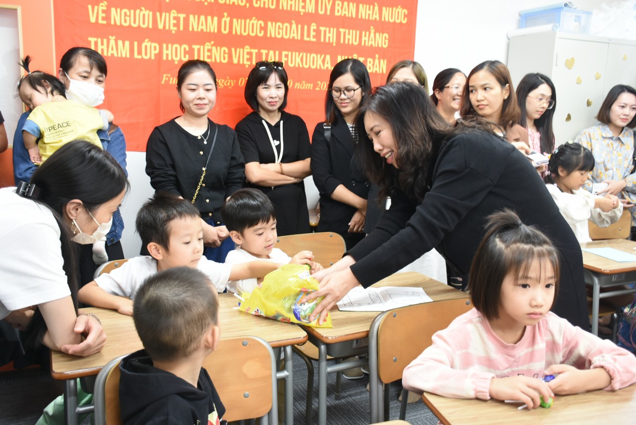 Thứ trưởng Lê Thị Thu Hằng gửi thư chúc Tết đến cộng đồng ngưởi Việt Nam ở nước ngoài Thứ trưởng Lê Thị Thu Hằng gửi thư chúc Tết đến cộng đồng ngưởi Việt Nam ở nước ngoài
