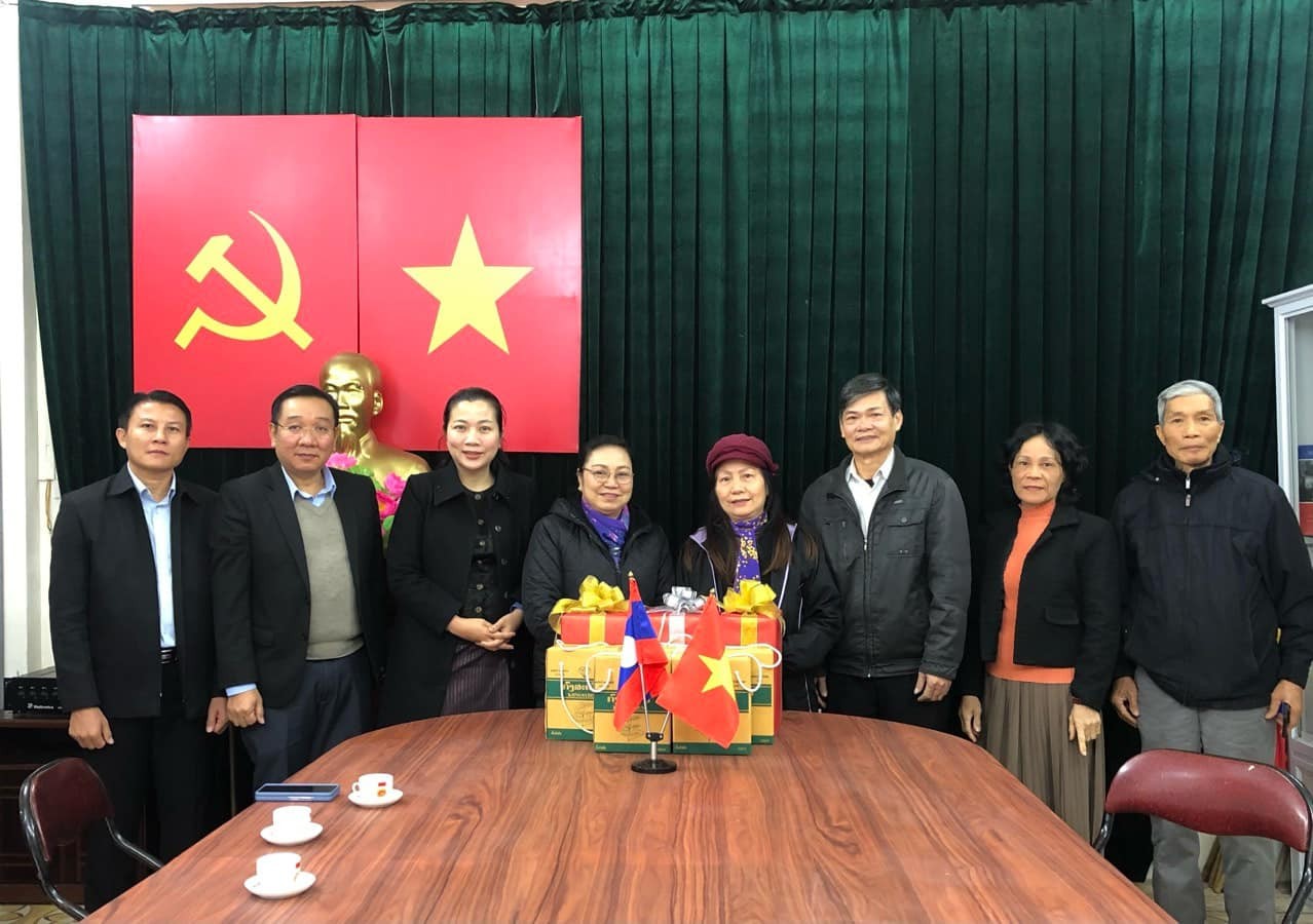 Đại sứ Khamphao Eunthavanh chúc Tết Chi hội hữu nghị Việt - Lào khu dân cư 79 - 81 Lý Nam Đế. (Ảnh: HAUFO) Đại sứ Khamphao Eunthavanh chúc Tết Chi hội hữu nghị Việt - Lào khu dân cư 79 - 81 Lý Nam Đế. (Ảnh: HAUFO)