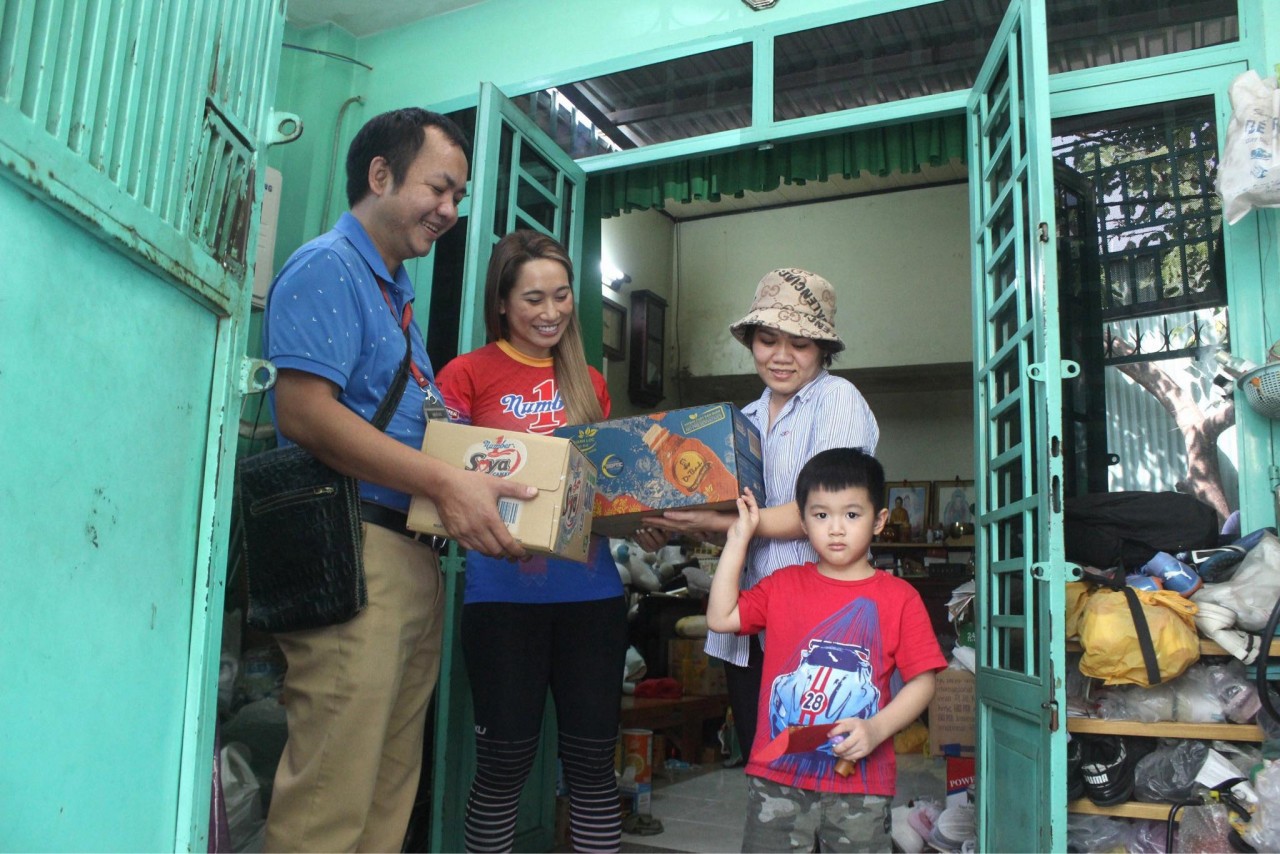 Đại diện Công ty Tân Hiệp Phát trao quà và bao thư lì xì cho chị Chi và bé Hải tại quận Gò Vấp, TP.HCM. Đại diện Công ty Tân Hiệp Phát trao quà và bao thư lì xì cho chị Chi và bé Hải tại quận Gò Vấp, TP.HCM.