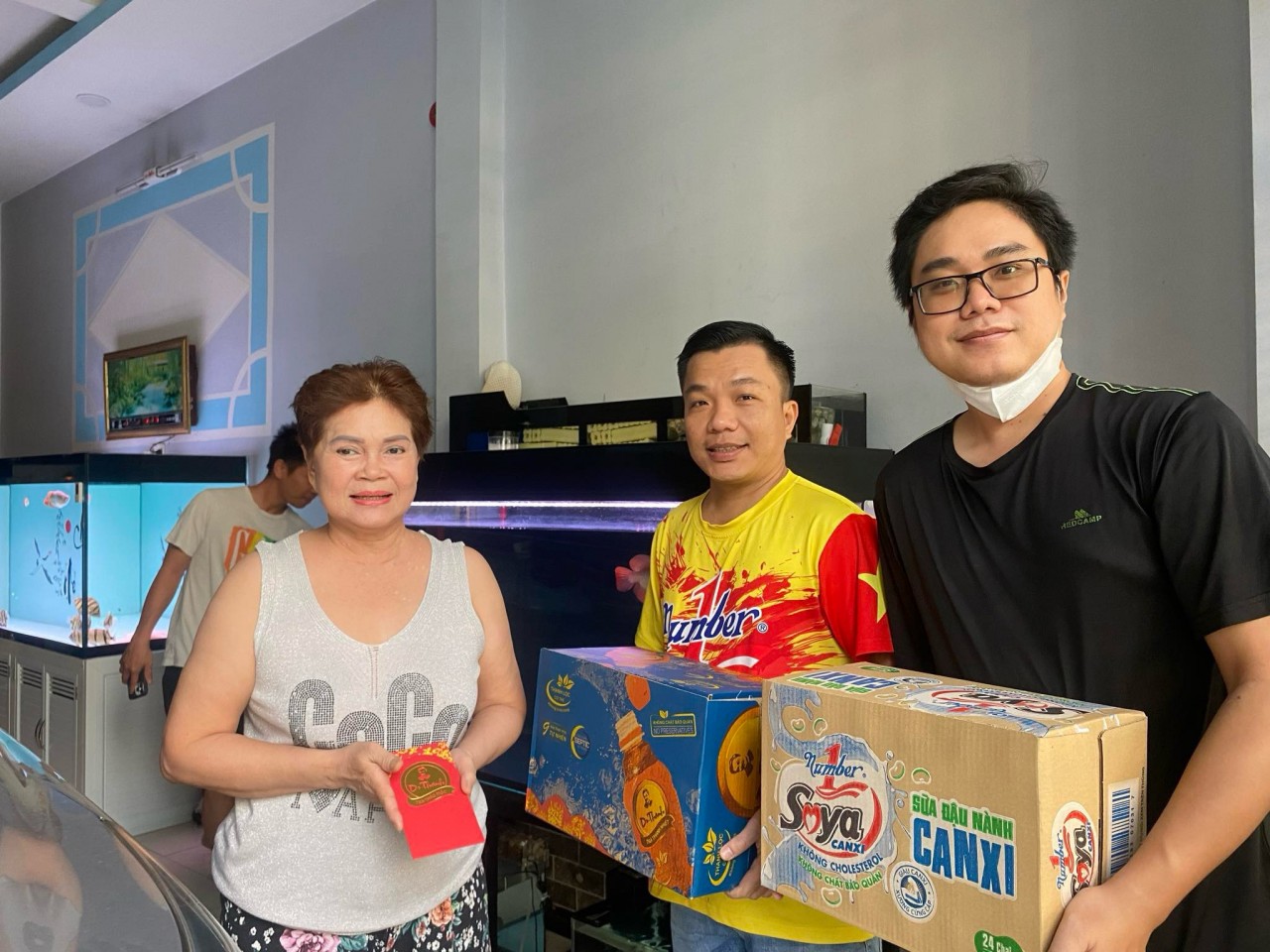 Đại diện Công ty Tân Hiệp Phát đã đến thăm hỏi, tặng quà các gia đình có hoàn cảnh khó khăn do Covid-19 ở TP.HCM. Đại diện Công ty Tân Hiệp Phát đã đến thăm hỏi, tặng quà các gia đình có hoàn cảnh khó khăn do Covid-19 ở TP.HCM.