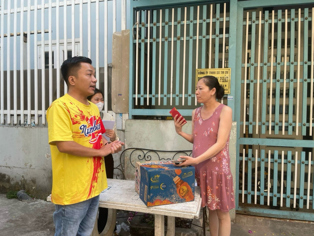 Đại diện Công ty Tân Hiệp Phát tới tận nhà thăm hỏi, động viên và trao quà Tết cho từng bé và người thân trong gia đình. Đại diện Công ty Tân Hiệp Phát tới tận nhà thăm hỏi, động viên và trao quà Tết cho từng bé và người thân trong gia đình.