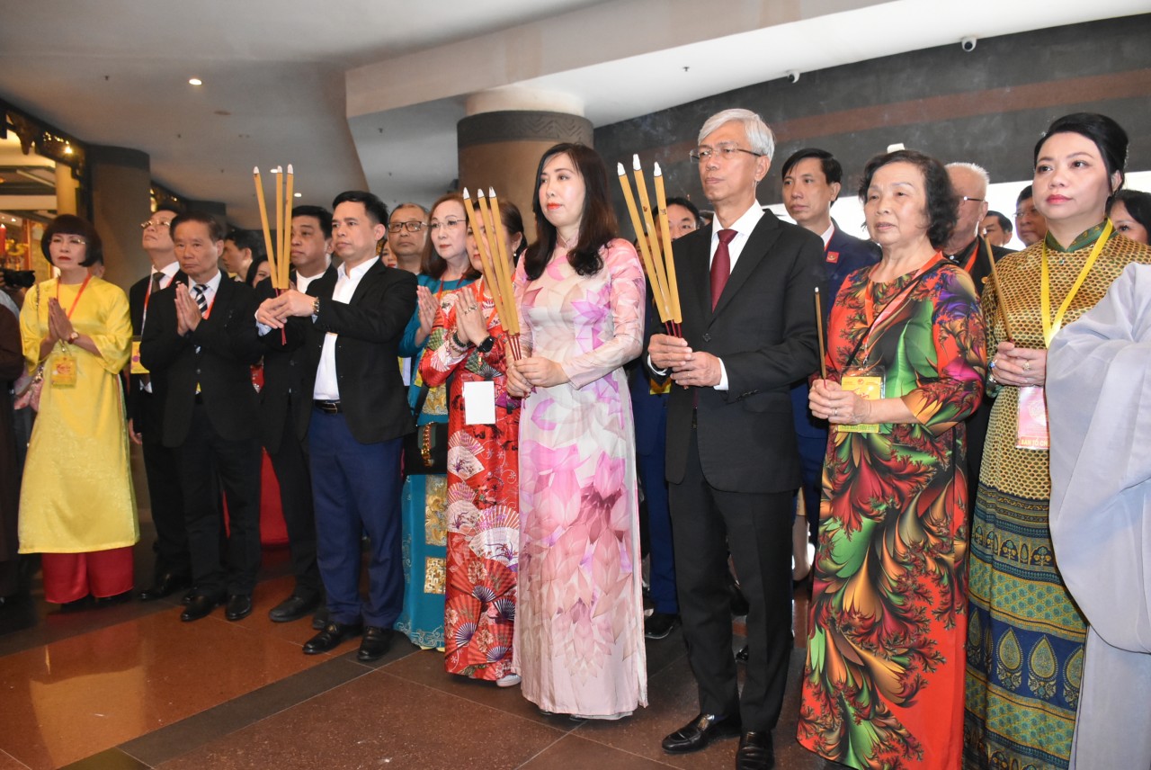 Kiều bào dâng hương tưởng nhớ Vua Hùng, trải nghiệm Metro tại TP.HCM Kiều bào dâng hương tưởng nhớ Vua Hùng, trải nghiệm Metro tại TP.HCM