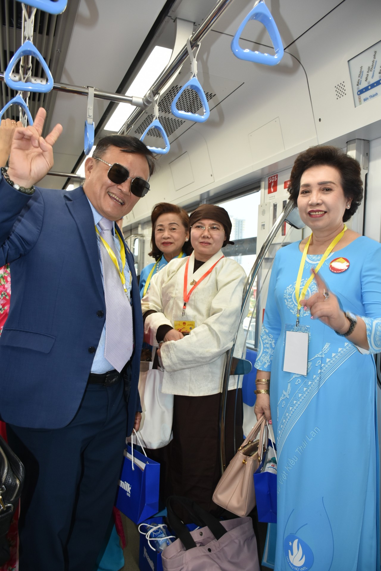 Kiều bào dâng hương tưởng nhớ Vua Hùng, trải nghiệm Metro tại TP.HCM Kiều bào dâng hương tưởng nhớ Vua Hùng, trải nghiệm Metro tại TP.HCM