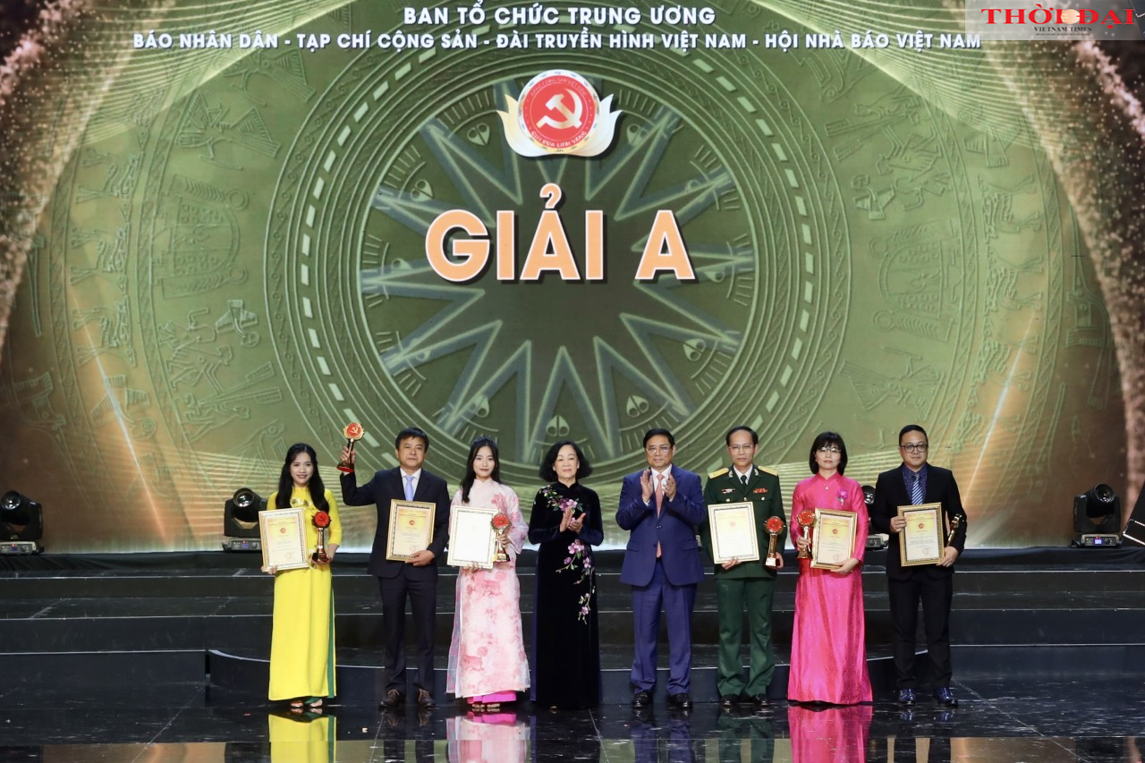 Thủ tướng Chính phủ Phạm Minh Chính và Thường trực Ban Bí thư Trung ương Đảng Trương Thị Mai trao giải A cho các tác giả, đại diện nhóm tác giá. (Ảnh: Đinh Hòa) Thủ tướng Chính phủ Phạm Minh Chính và Thường trực Ban Bí thư Trung ương Đảng Trương Thị Mai trao giải A cho các tác giả, đại diện nhóm tác giá. (Ảnh: Đinh Hòa)