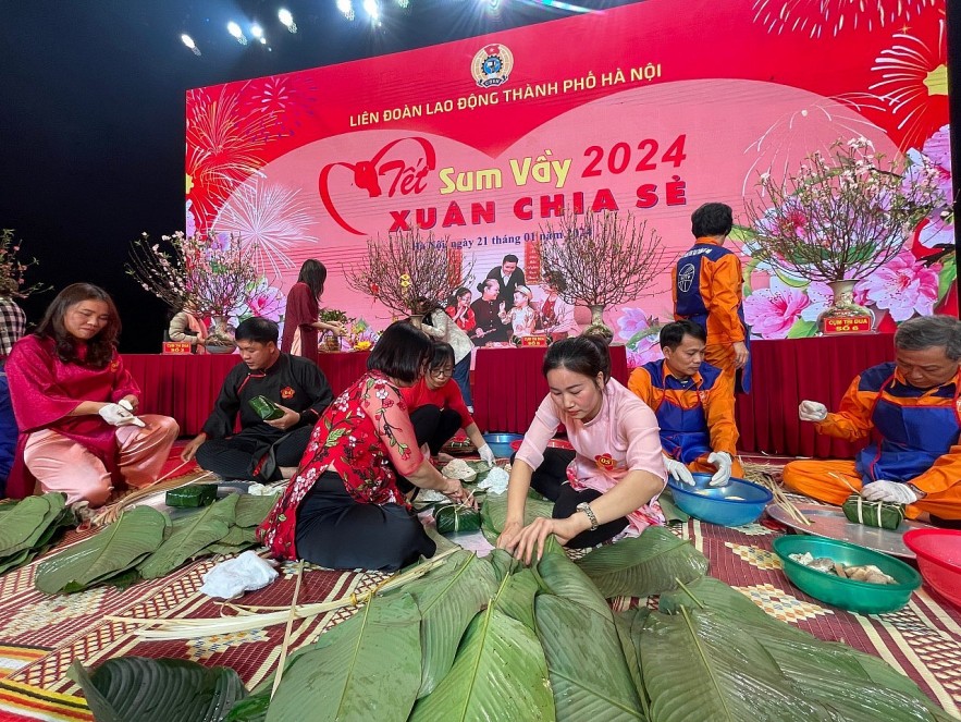 Trade Union Tet Market 2024 Opens in Hanoi Trade Union Tet Market 2024 Opens in Hanoi