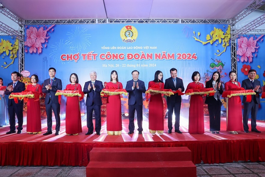 Trade Union Tet Market 2024 Opens in Hanoi Trade Union Tet Market 2024 Opens in Hanoi