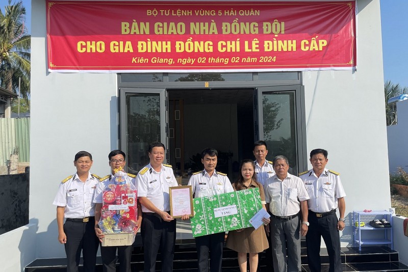 undefined Ngôi nhà ấm tình đồng đội cho gia đình quân nhân khó khăn