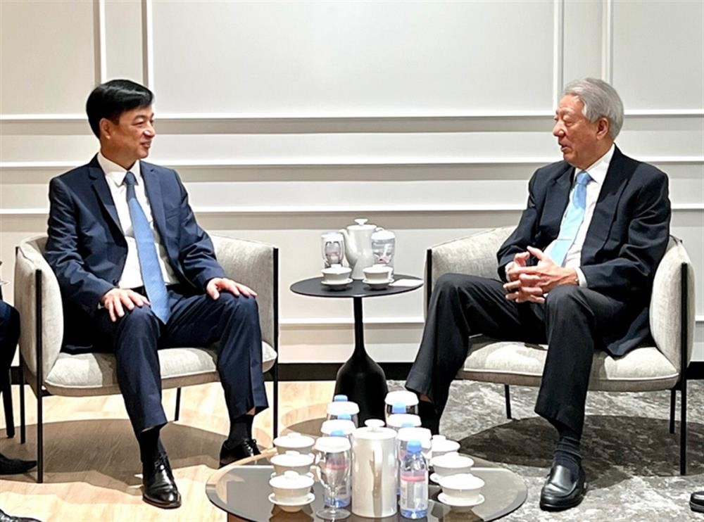 Deputy Minister Sen. Lieut. Gen. Nguyen Duy Ngoc meets Singaporean Senior Minister and Coordinating Minister for National Security Teo Chee Hean. Photo: VGP Deputy Minister Sen. Lieut. Gen. Nguyen Duy Ngoc meets Singaporean Senior Minister and Coordinating Minister for National Security Teo Chee Hean. Photo: VGP